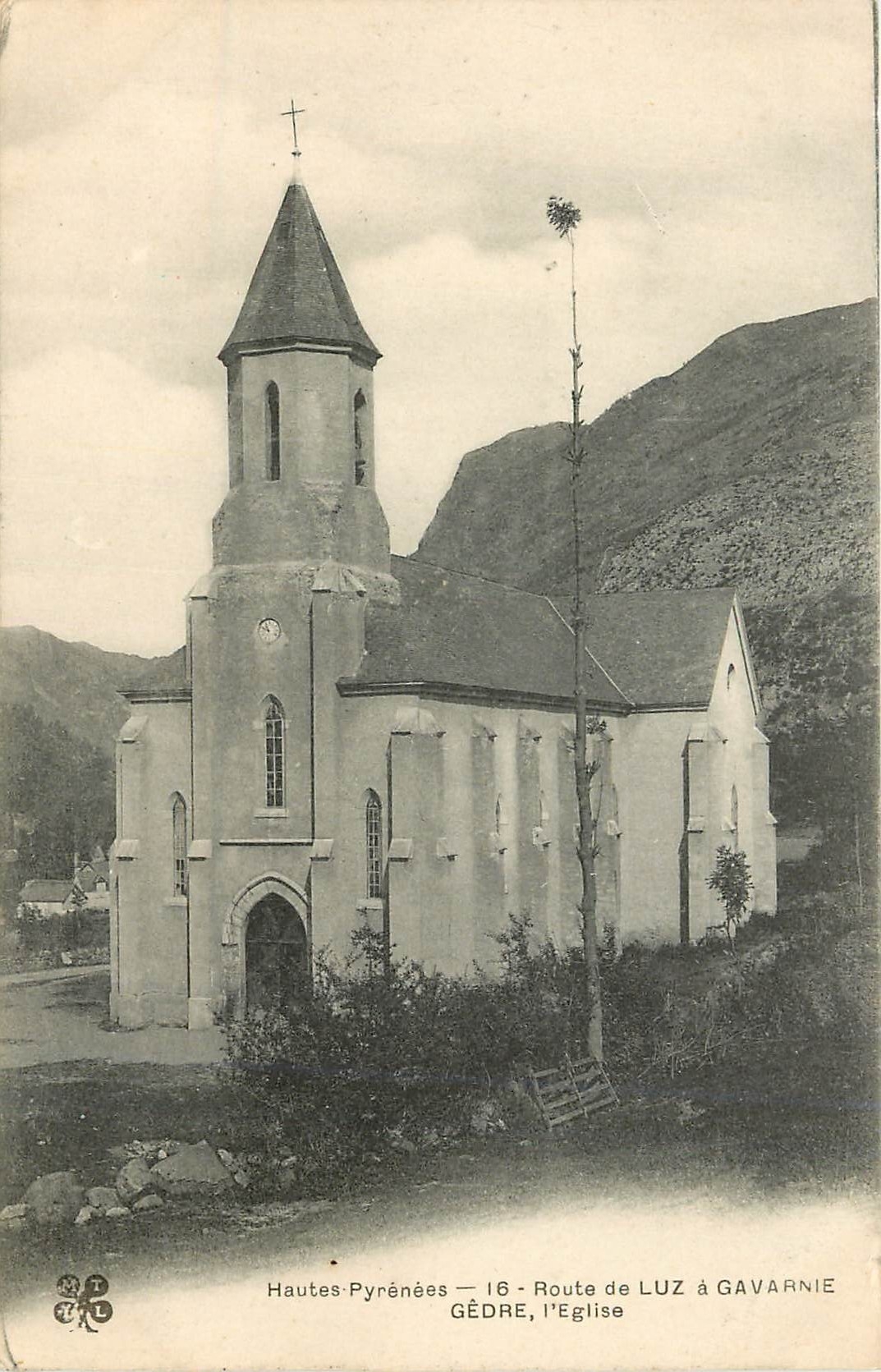 CPA Hautes Pyrenees Route de Luz a Gavarnie Gedre l'Eglise 