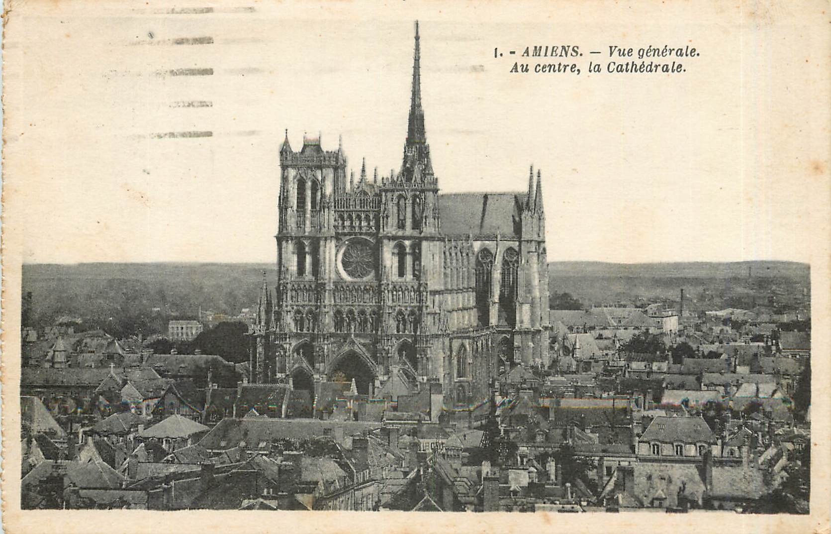 CPA Amiens Vue generale Au centre la Cathedrale 