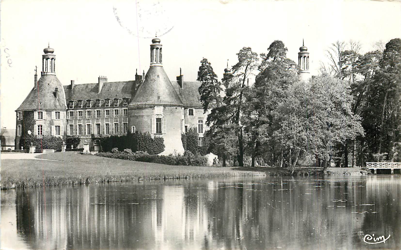 CPM St Fargeau Yonne Le Chateau et la Piece d'Eau 