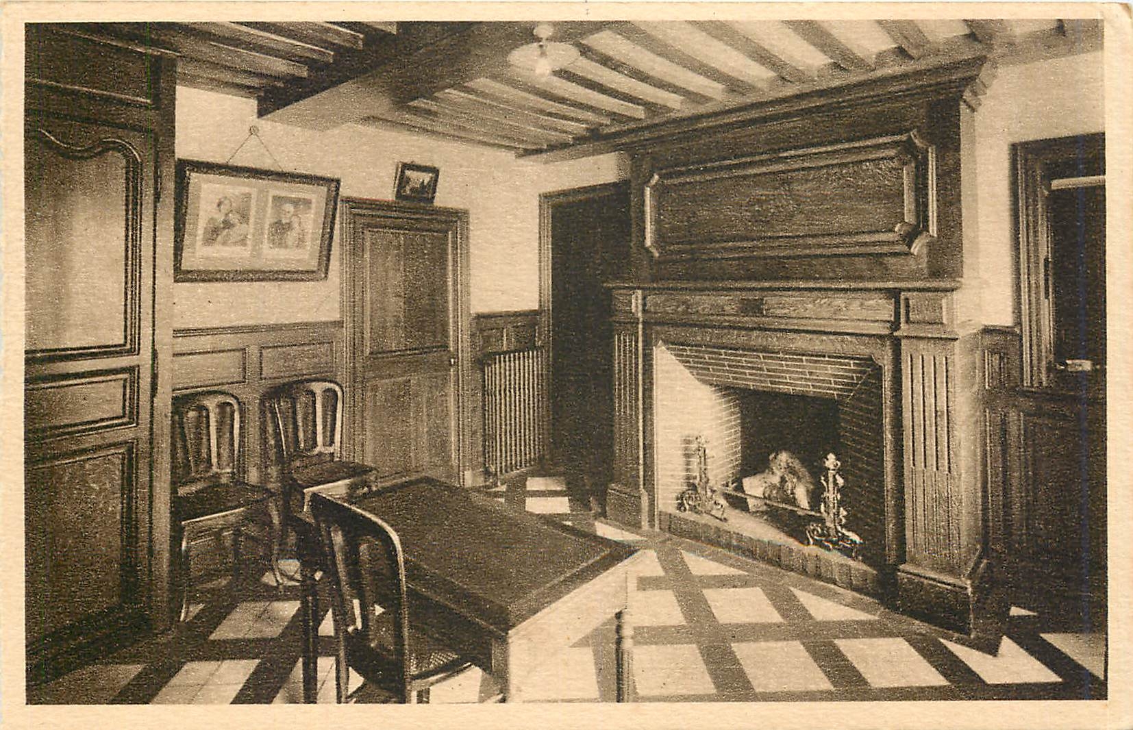 Vestibule des « Buissonnets » — Cheminée où Sainte Thérèse enfant déposait ses souliers la nuit de Noël — CPAPHIL