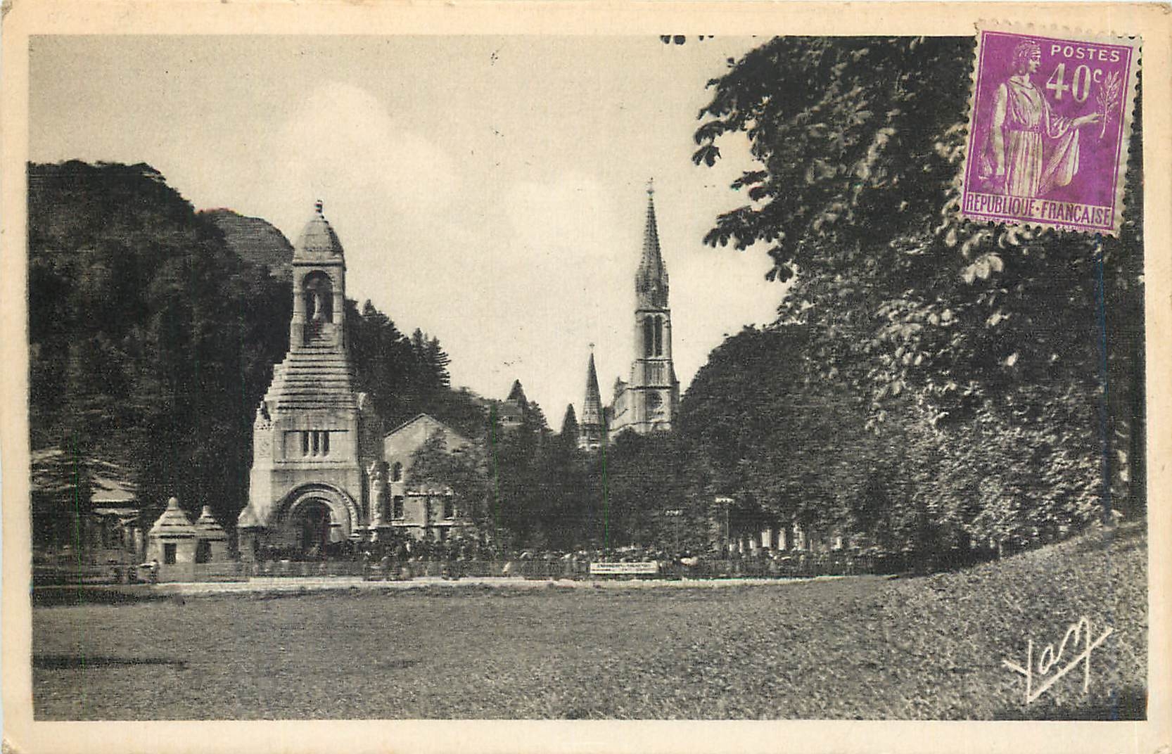 CPA Lourdes Monument Interallie et la Basilique 