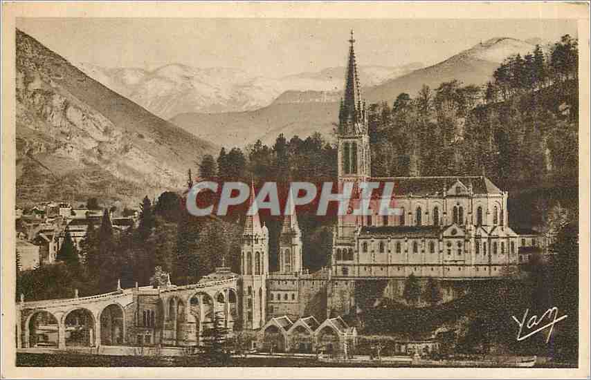 CPA Lourdes La Basilique et les Montagnes 