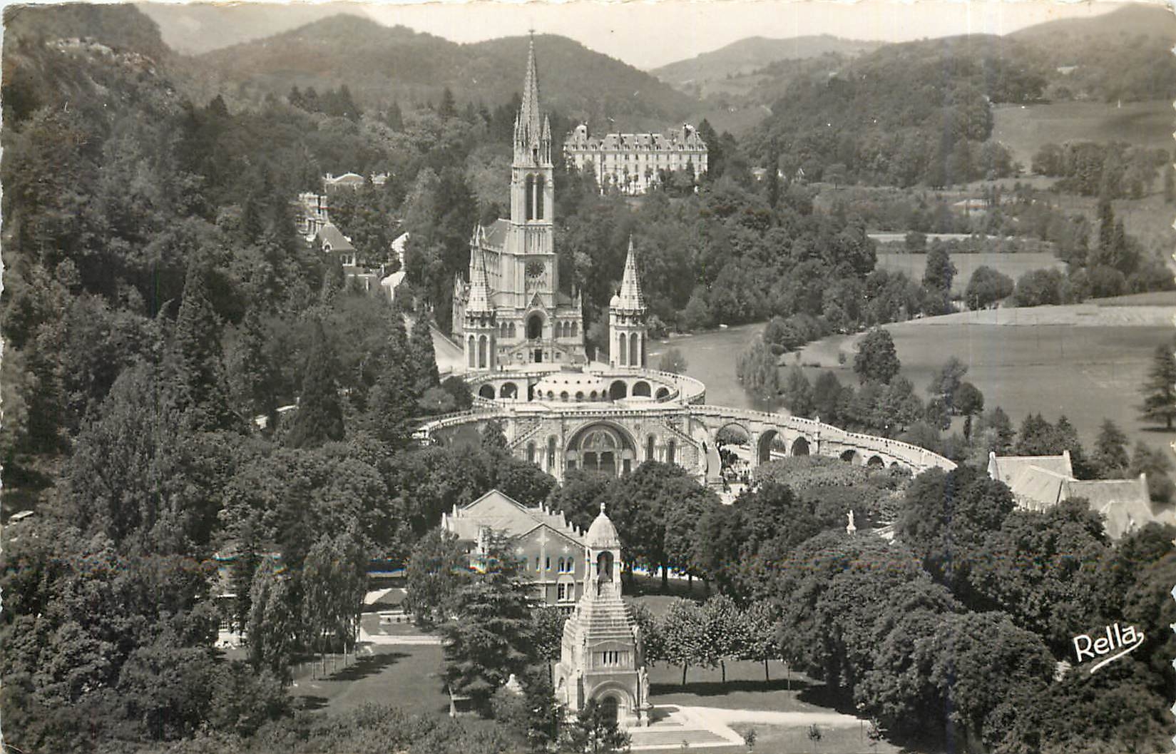 CPA Lourdes Hautes Pyrenees La Basilique 