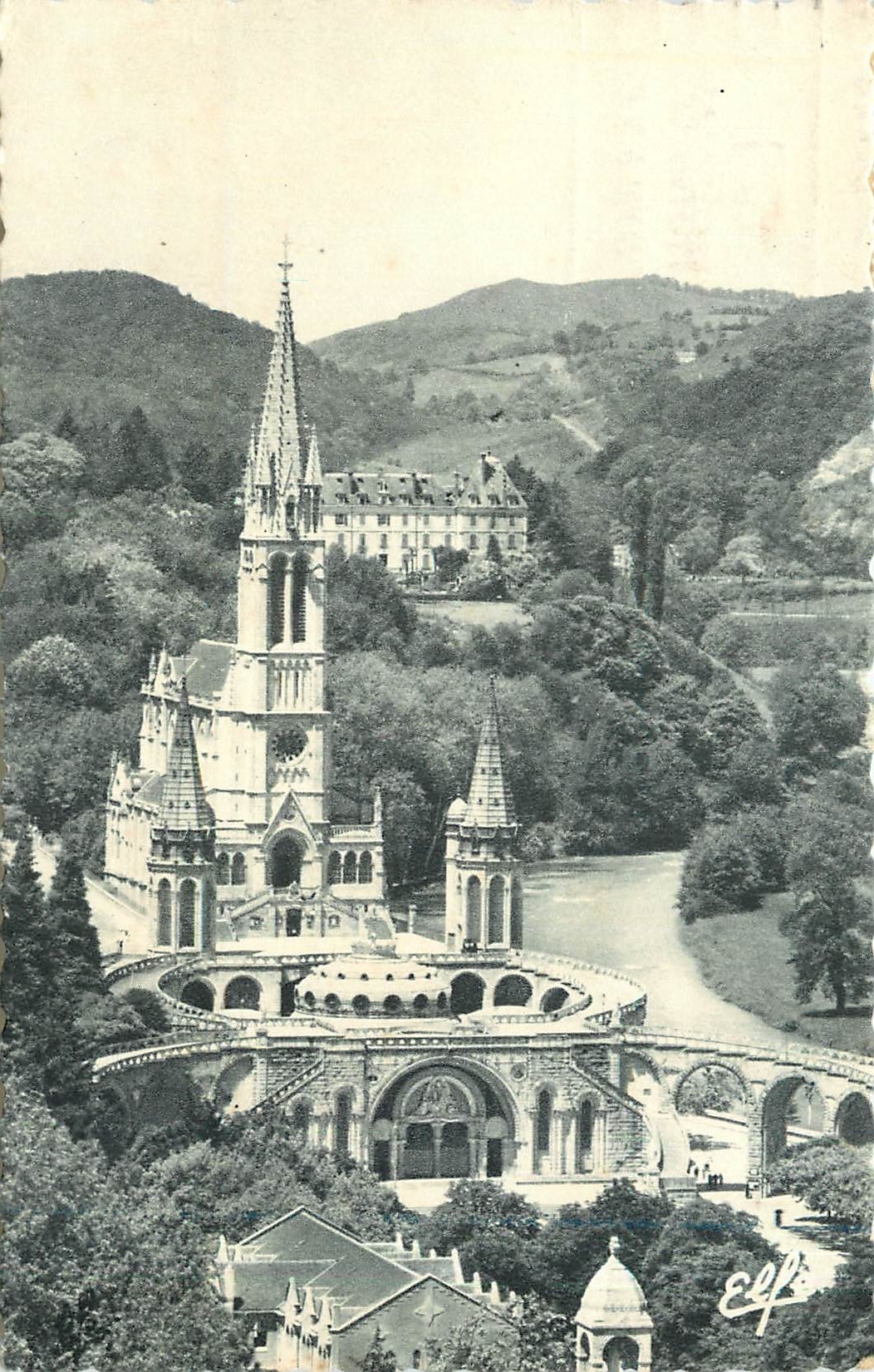 CPA Lourdes Vue plongeante sur la Basilique et la Vallee du Gave 