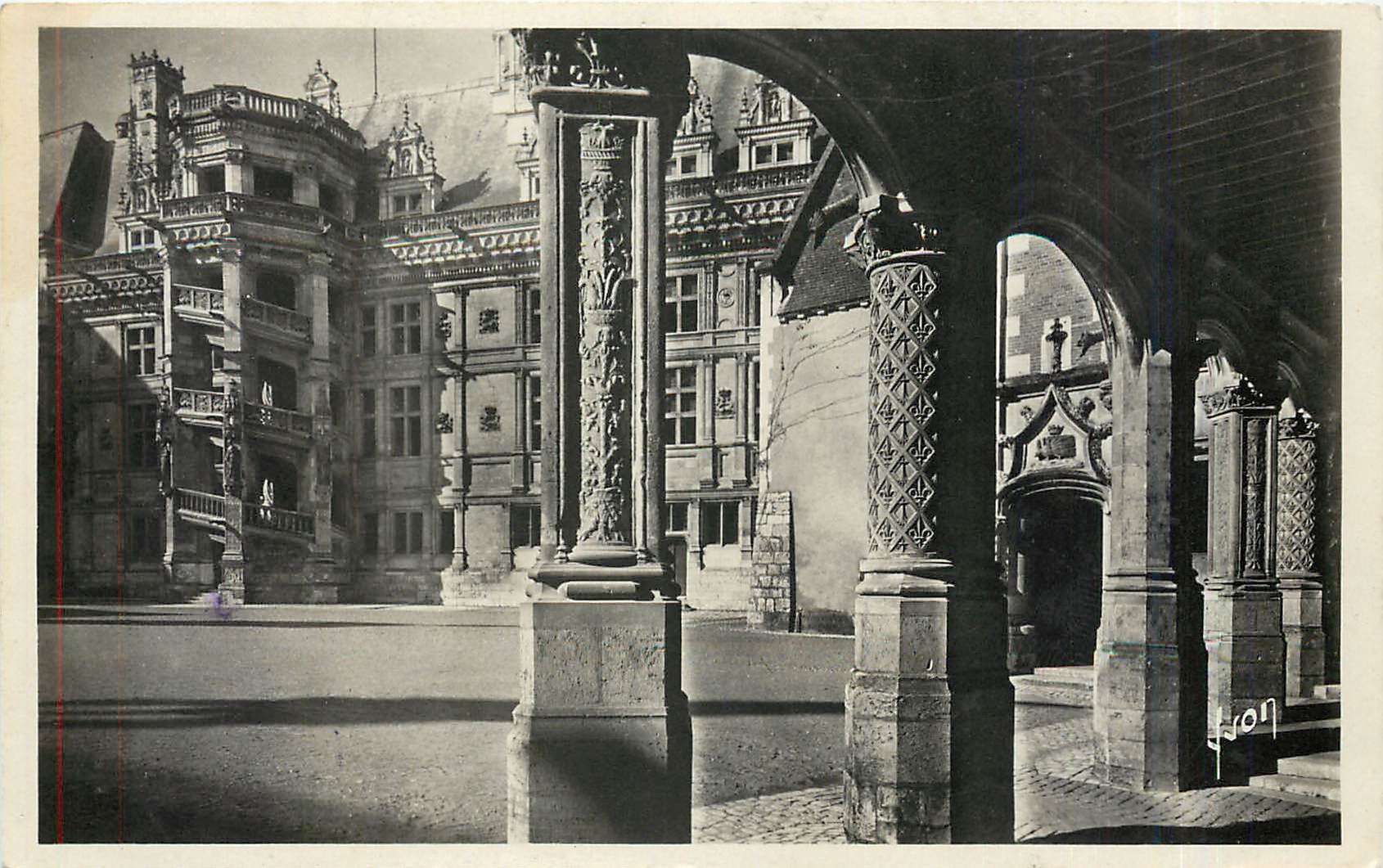 CPA Blois Loir et Cher Le Chateau aile Francois Ier vue de la galerie de l'aile Louis XII 