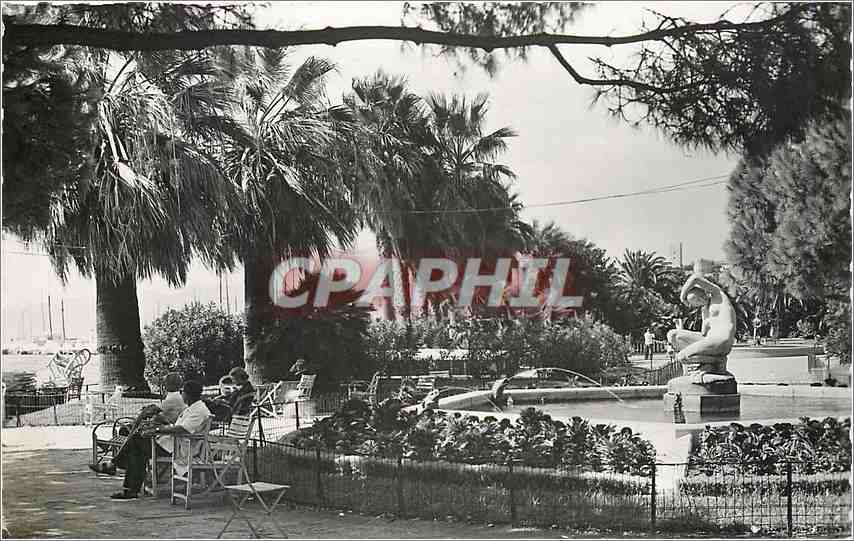 CPM Cannes Un coin des Jardins 