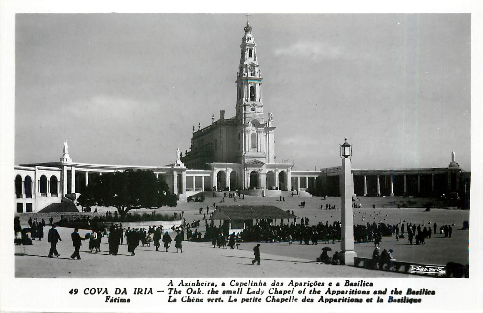 CPA Cova da Iria Fatima La Chene vert Le petite Chapelle des Apparition et la Basilique 
