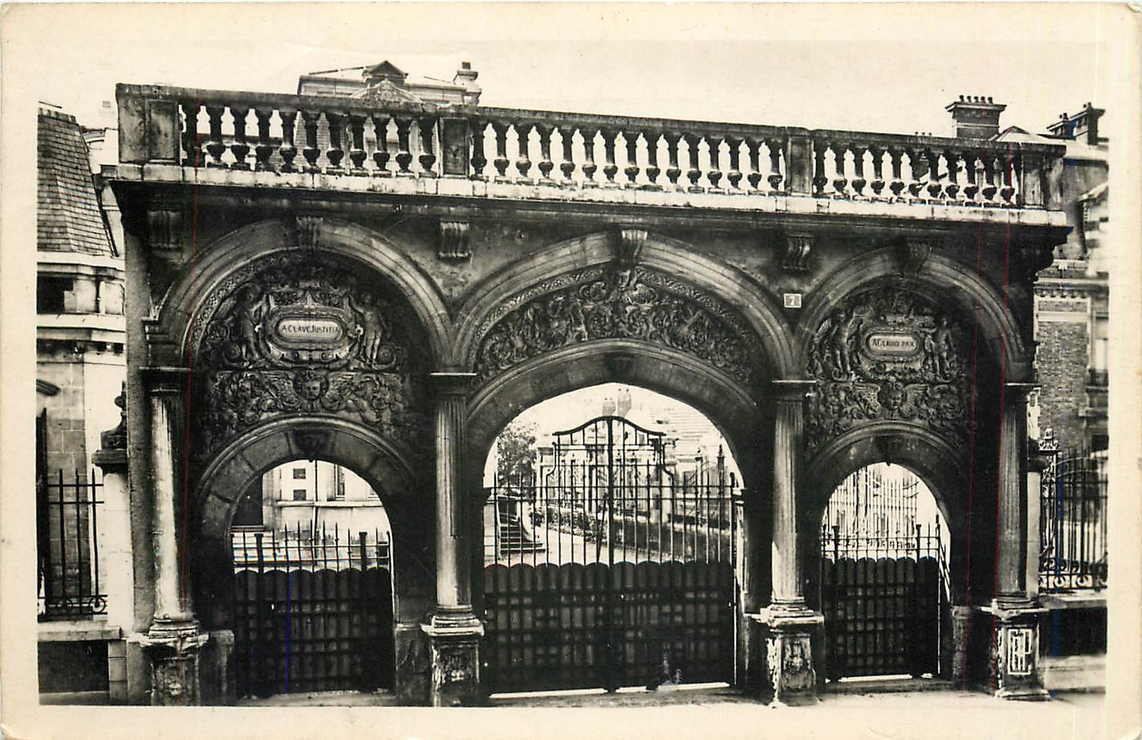 CPA Cambrai La Sous Prefecture Porte de l'Ancien Palais Feneion 
