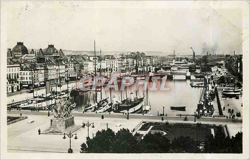 CPA Le Havre La Place Gambetta et le Bassin du Commerce Bateaux