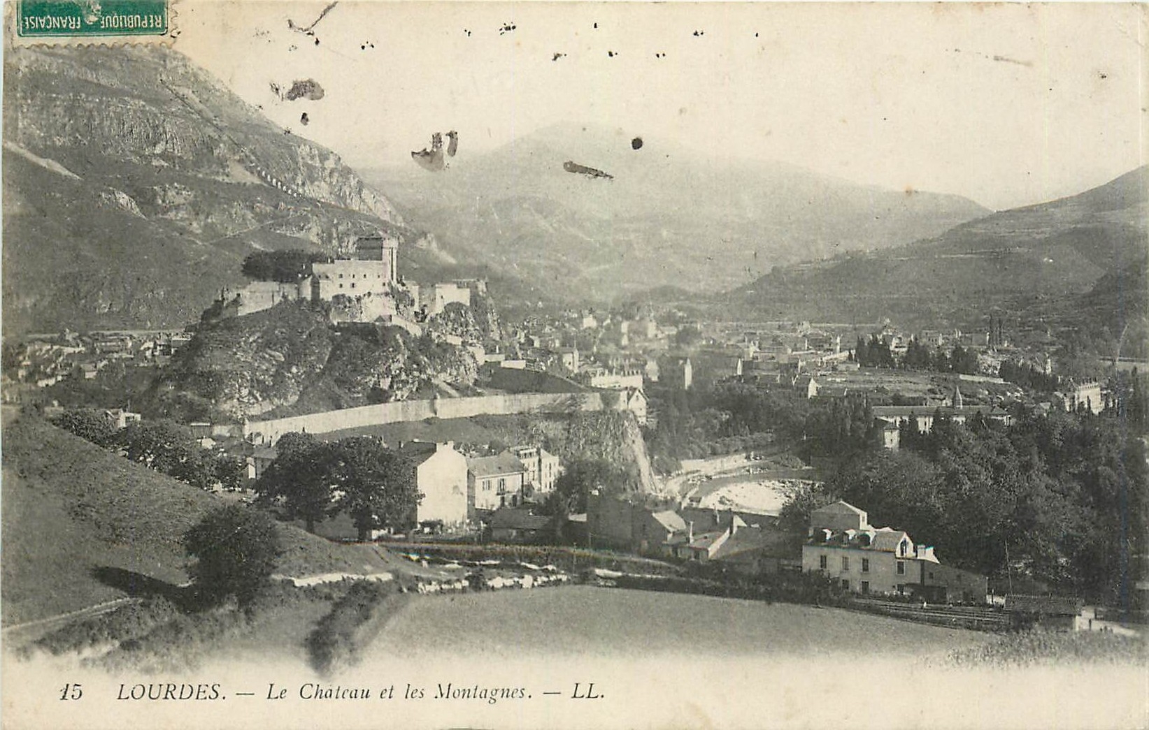 CPA Lourdes Le Chateau et les Montagnes 