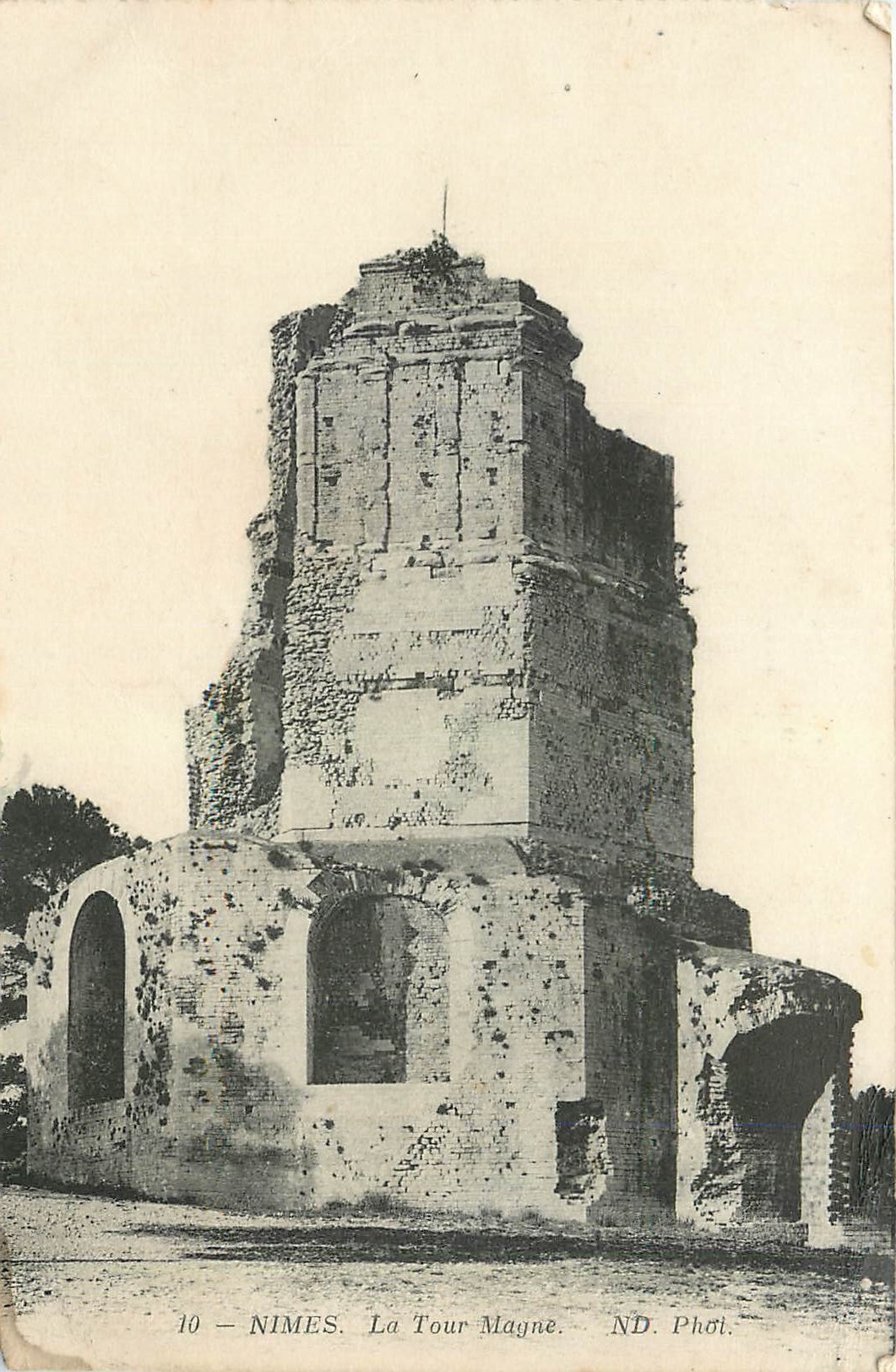 CPA Nimes La Tour Magne 