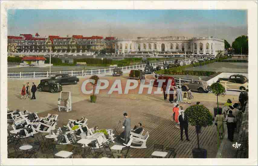 CPA Deauville Plage Flaurie Vue vers le Normandy et le Casino 