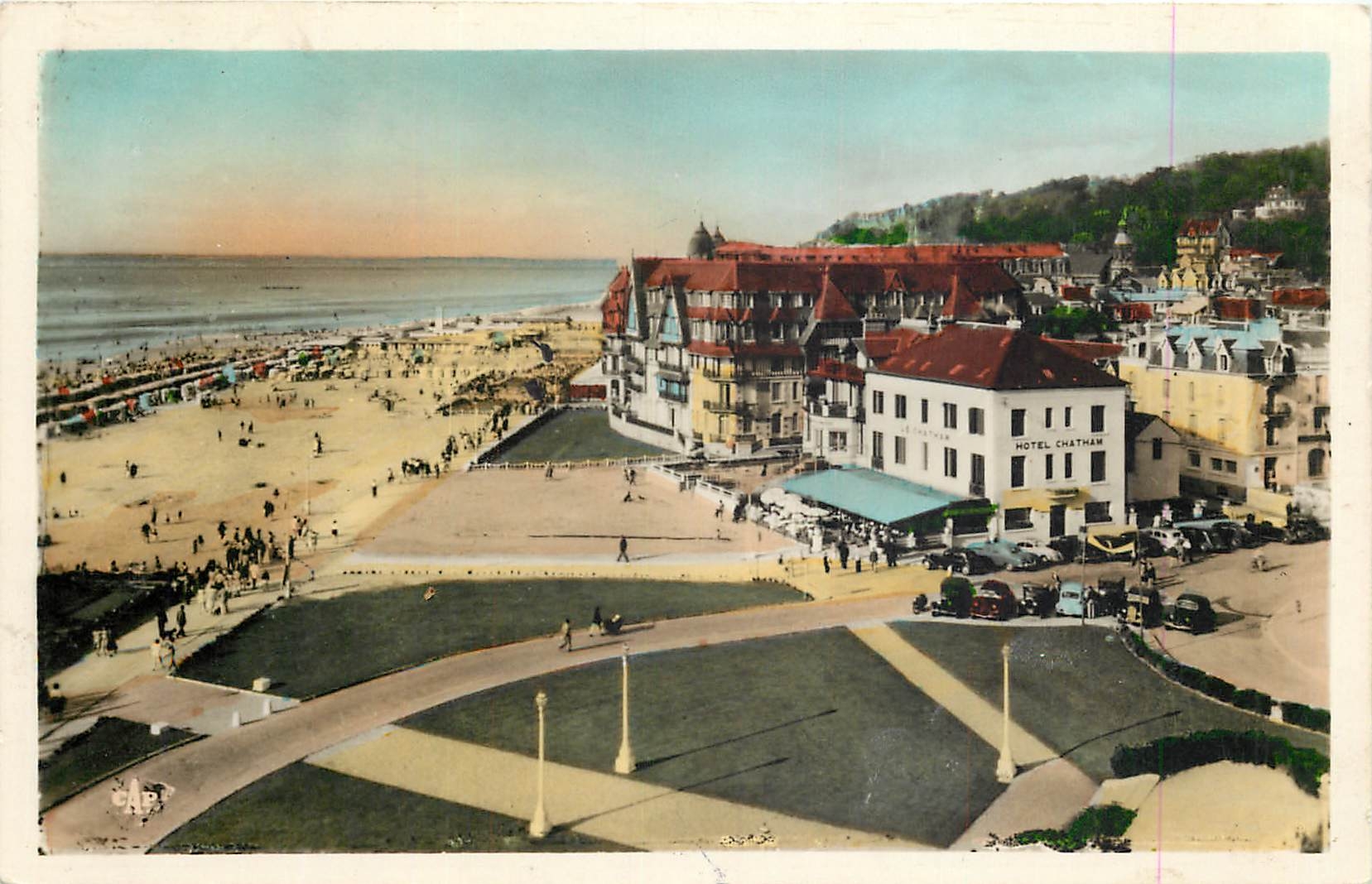 Deauville — Vue de la plage et de l'Hôtel Chathan — C.A.P. (50)