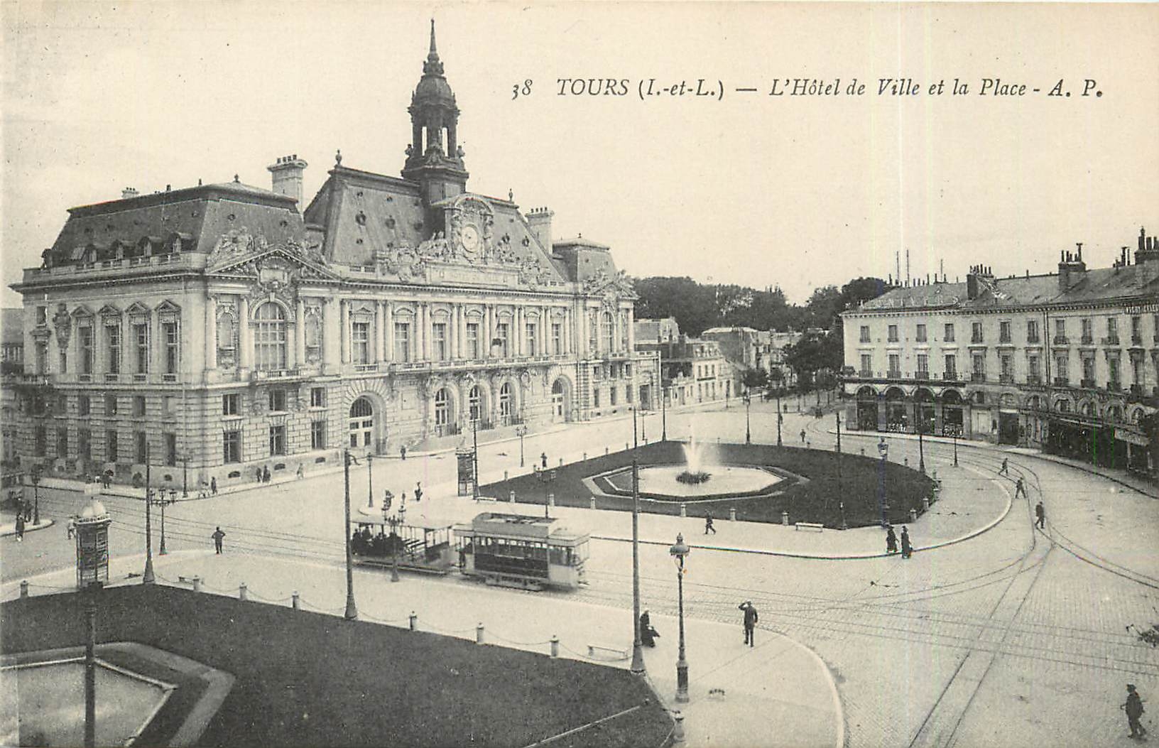 CPA Tours I et L L'Hotel de Ville et la Place Tramway