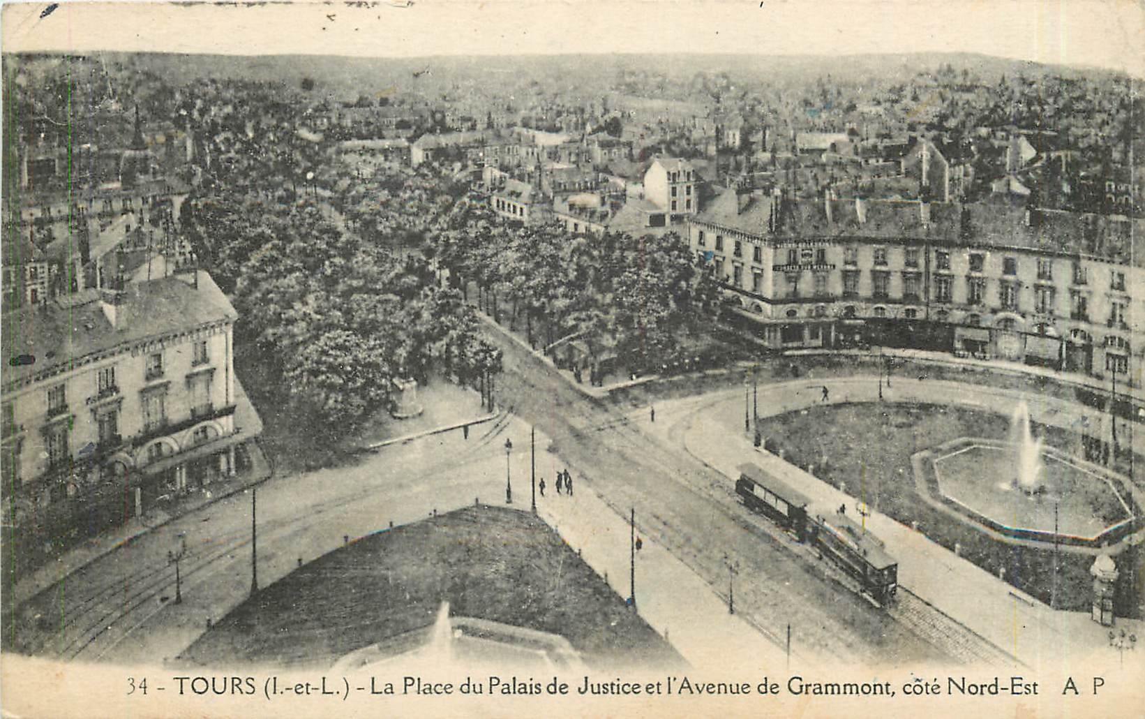CPA Tours I et L La Place du Palais de Justice et l'Avenue de Grammont cote Nord Est Tramway