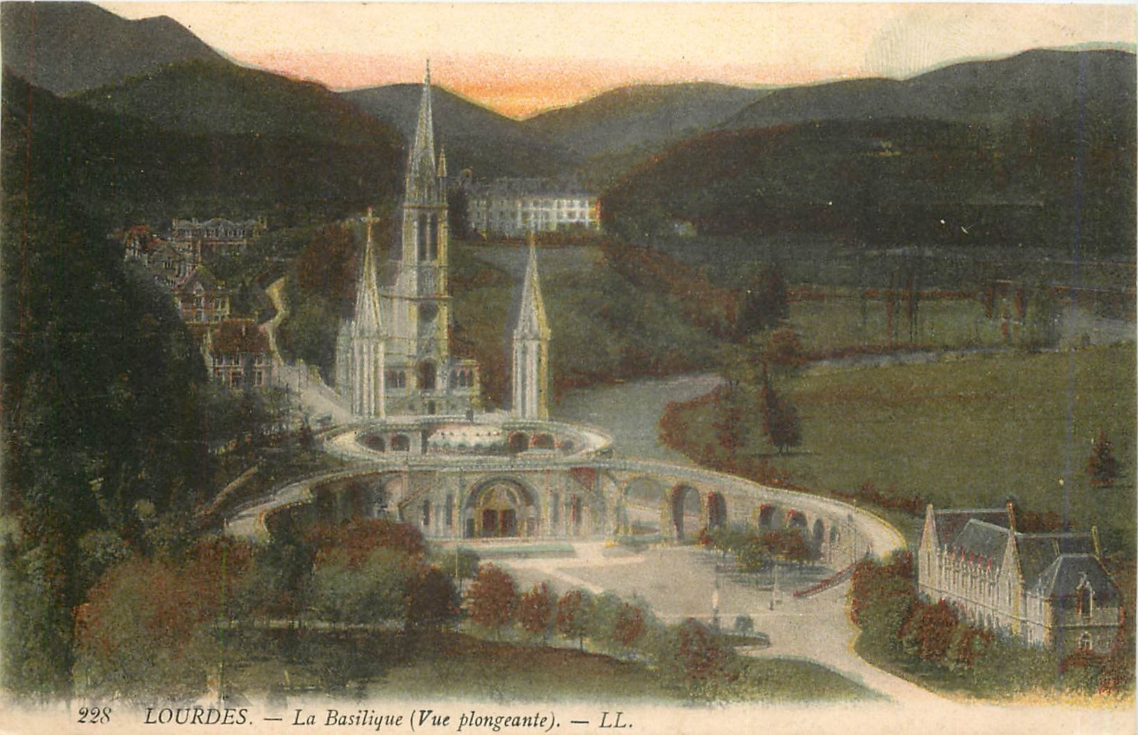 CPA Lourdes La Basilique Vue plongeante 