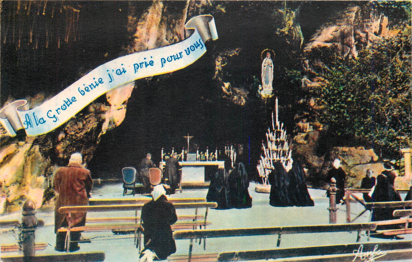 CPA Lourdes La Priere aux piedes de la Vierge 