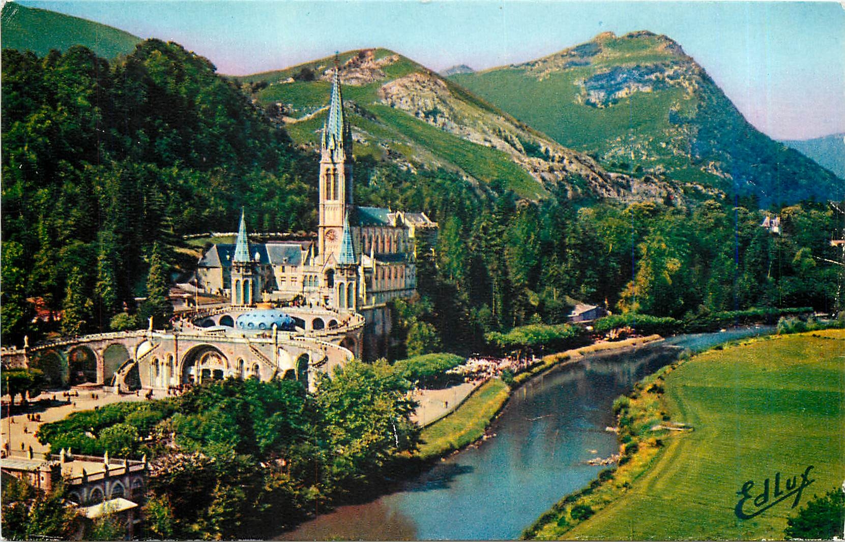 CPA Lourdes La Basilique et le Gave 