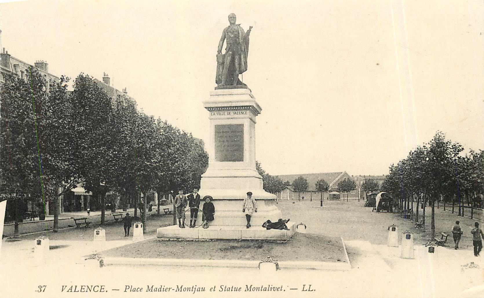 CPA Valence Place Madier Montjau et Statue Montalivet 