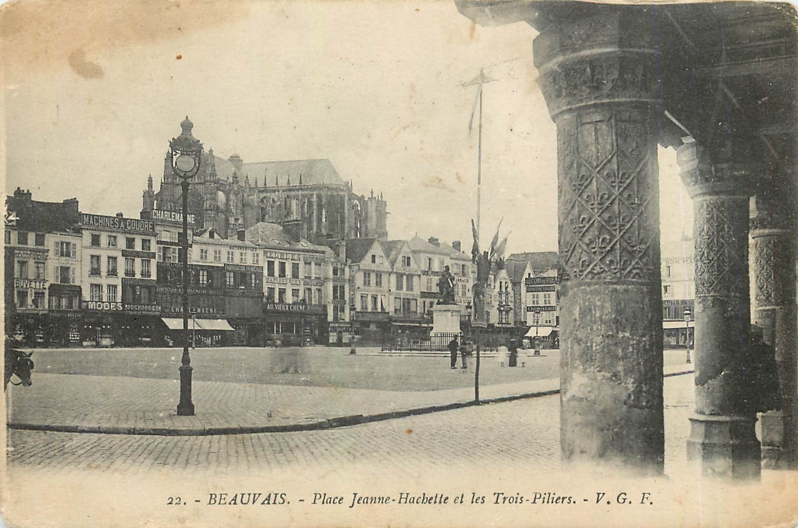 CPA Beauvais Place Jeanne Hachette et les Trois Piliers 