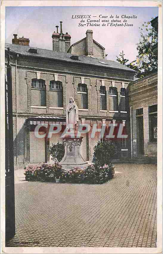Lisieux — Hof der Kapelle des Karnevals mit Statue der hl. Thérèse vom Kindlein Jesus