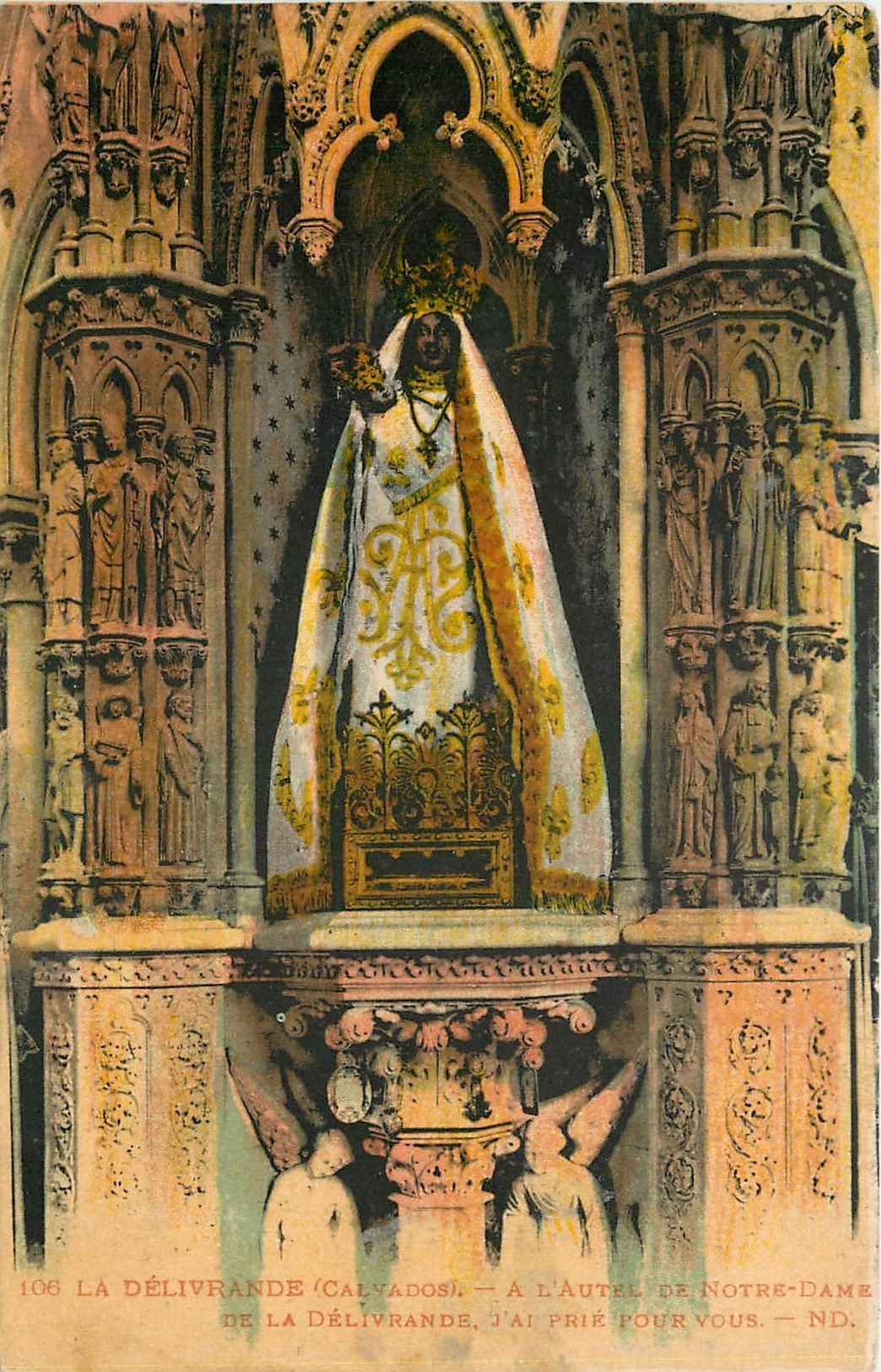 CPA La Delivrande Calvados A l'Autel de Notre Dame de la Delivrande 