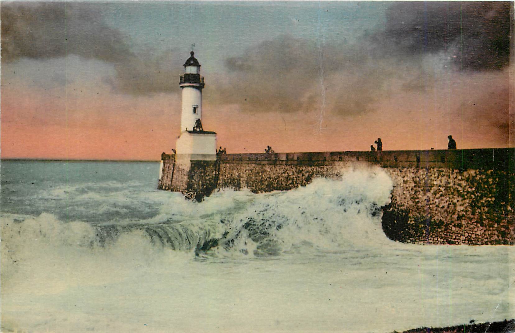 CPA Le Treport S Inf Le Phare par gros temps Phare