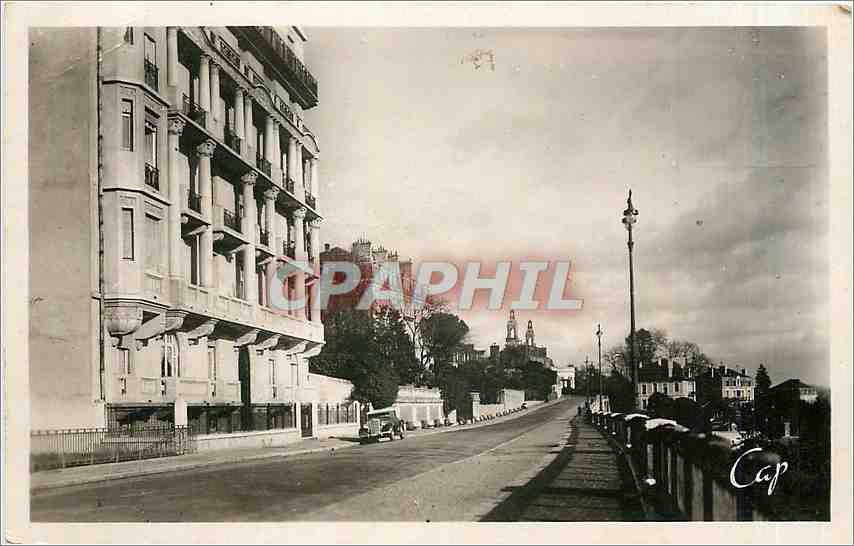 CPA Pau Boulevard des Pyrenees dans le fond le Palais d'hiver 