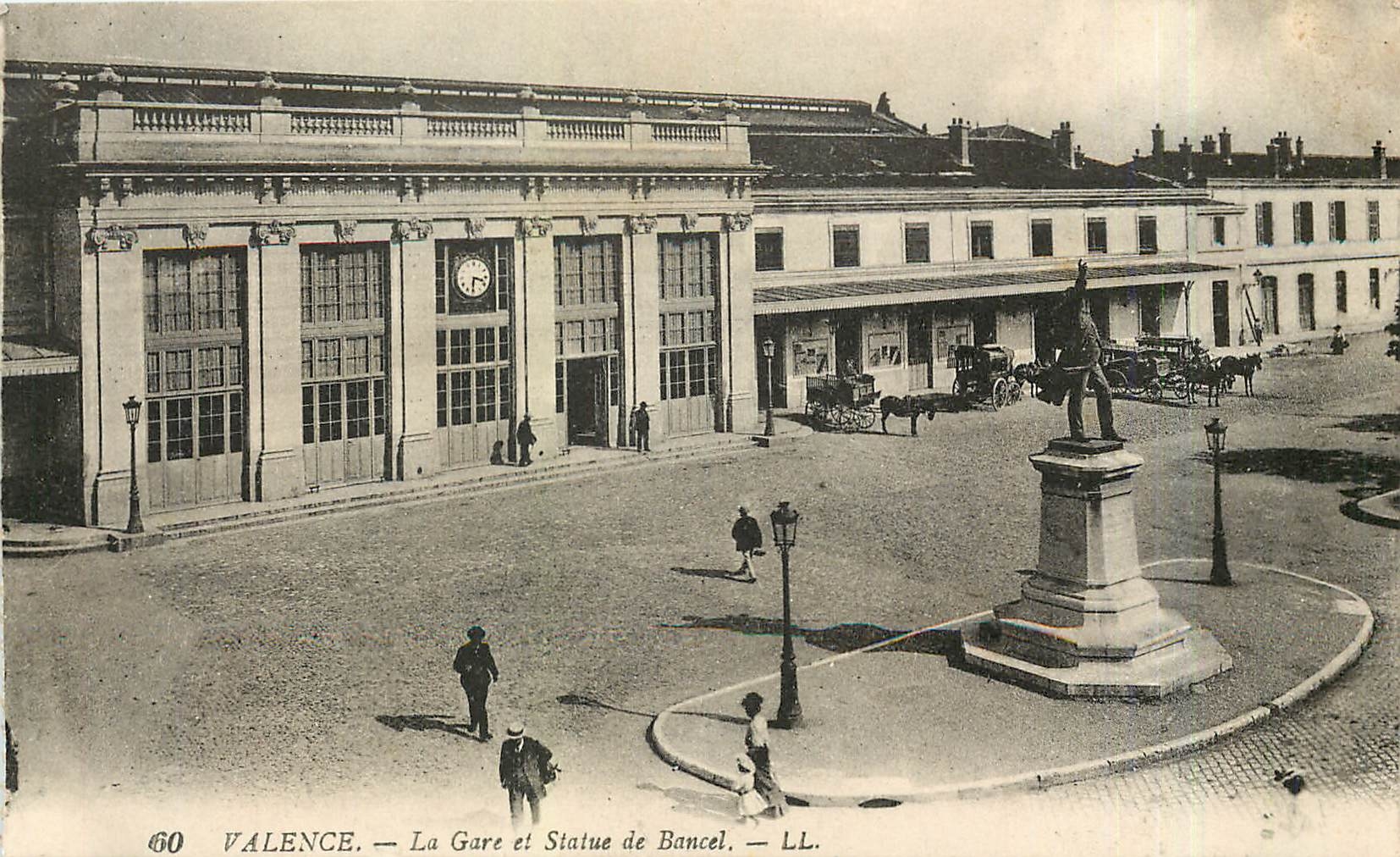 CPA Valence La Gare et Statue de Bancel 