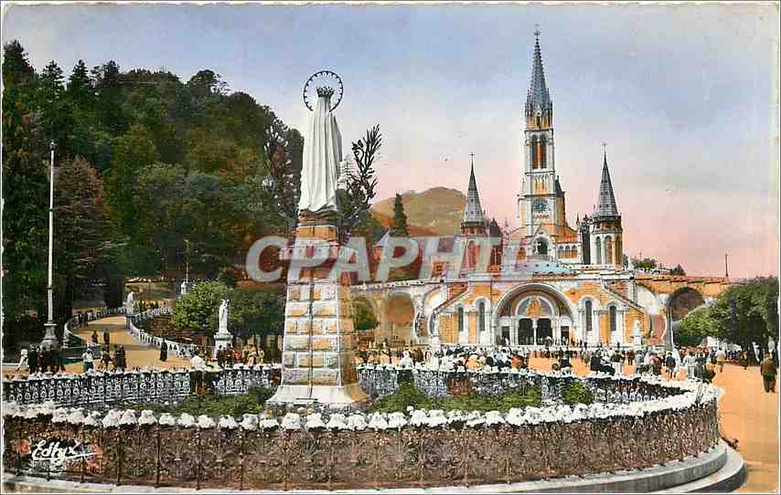 CPA Lourdes La Basilique et la Vierge Couronnee 
