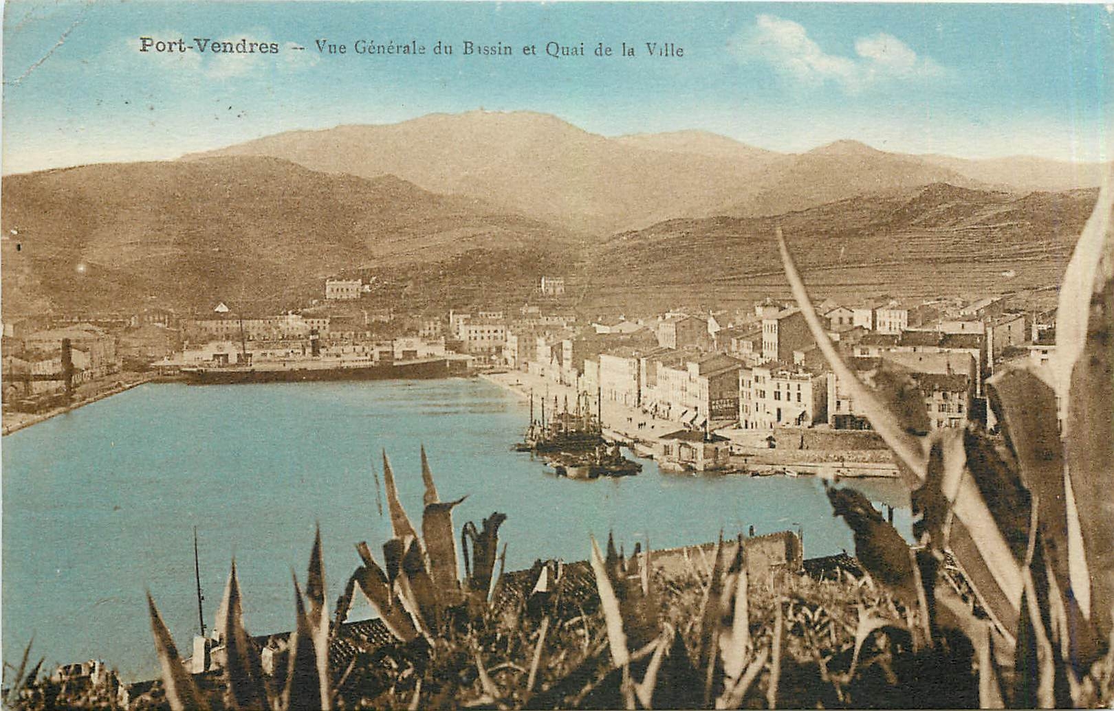CPA Port Vendres Vue Generale du Bassin et Quai de la Ville Bateau