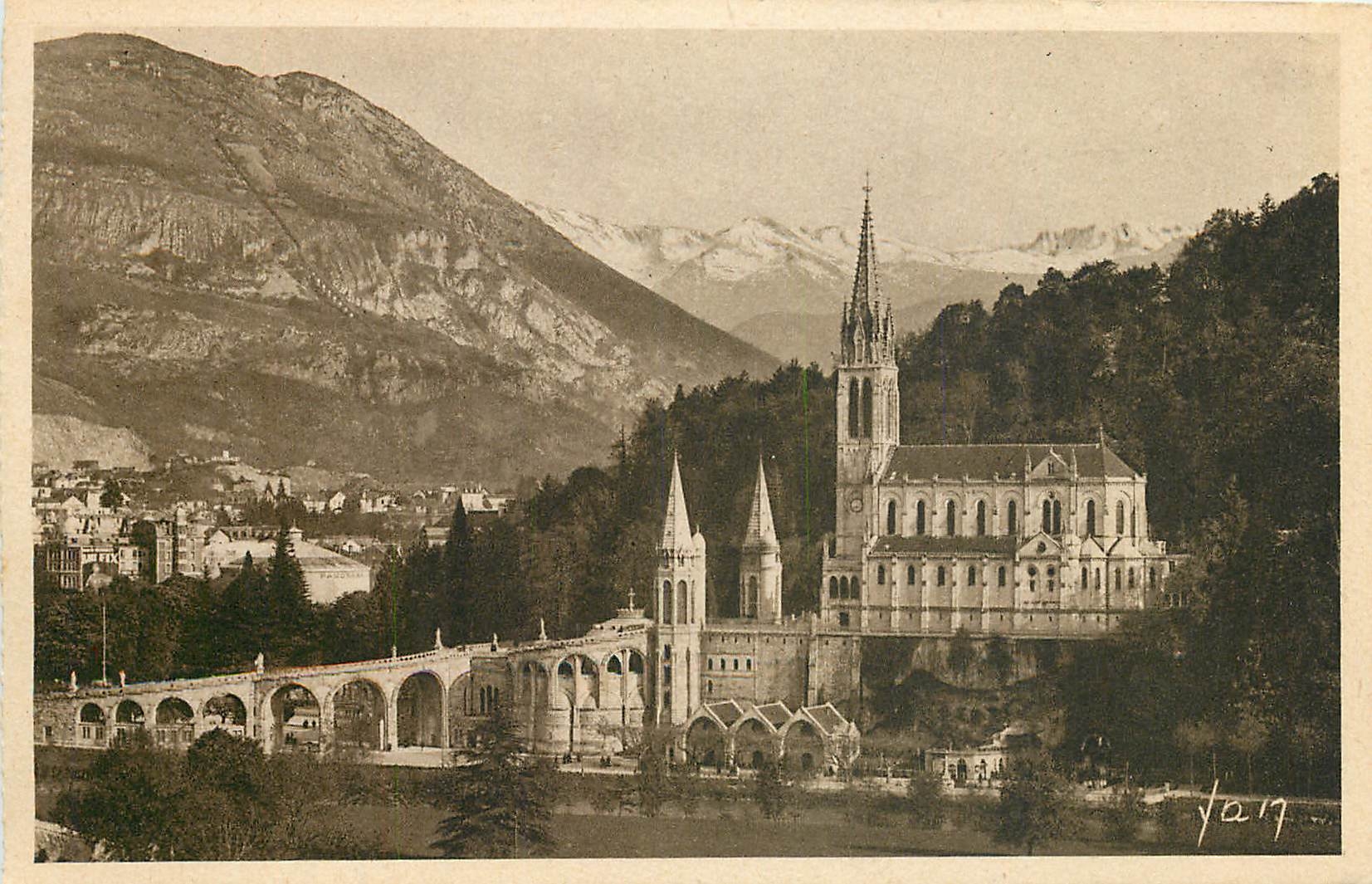 CPA Lourdes La Basilique et les Montagnes 