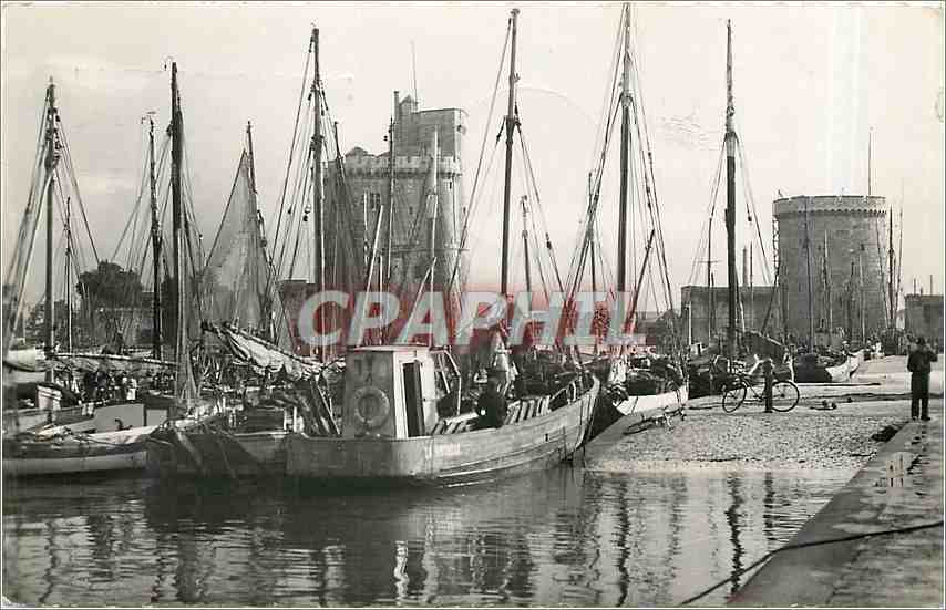 CPM La Rochelle Entree du Port Bateaux