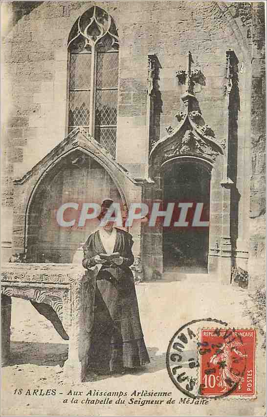 CPA Arles Aux Aliscamps Arlesienne a la chapelle du Seigneur Folklore