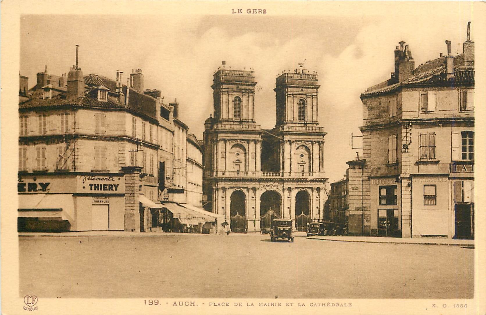 CPA Le Gers Auch Place de la Mairie et la Cathedrale 