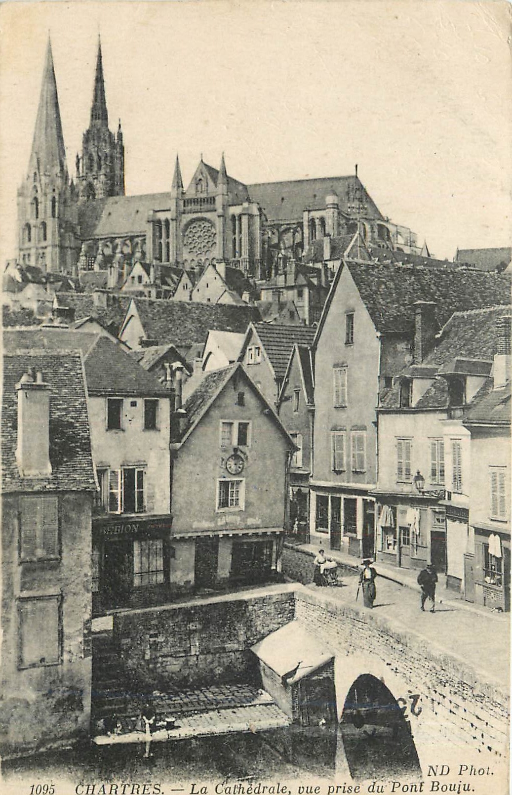 CPA Chartres La Cathedrale vue prise du Pont Bouju 