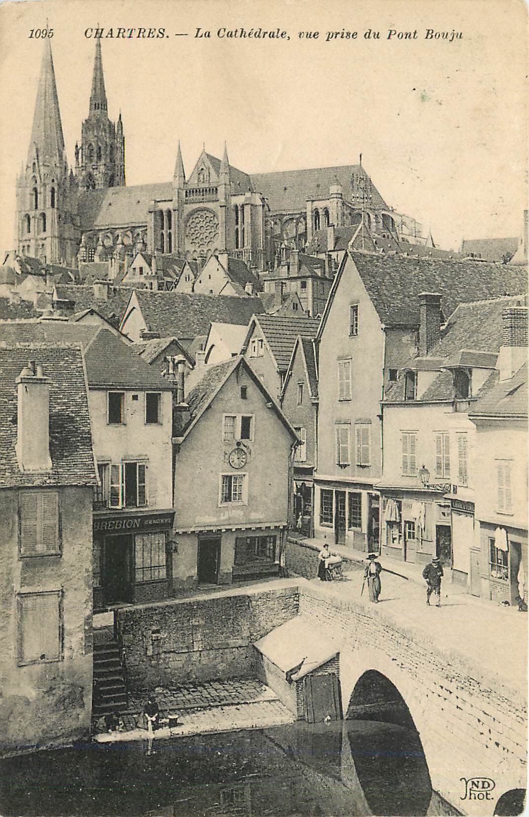 CPA Chartres La Cathedrale vue prise du Pont Bouju 