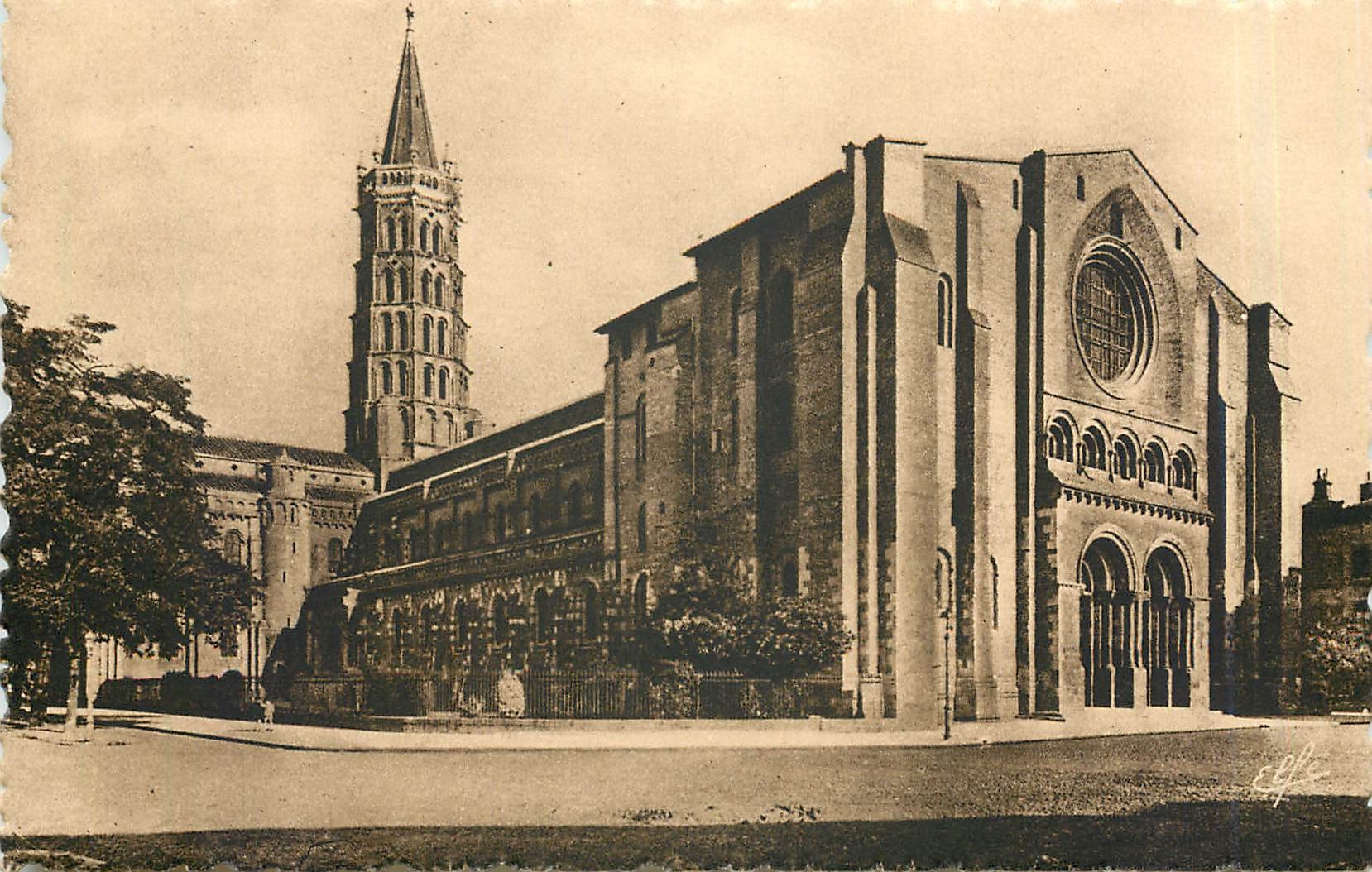 CPA Toulouse Basilique Saint Sernin Vue generale nord 