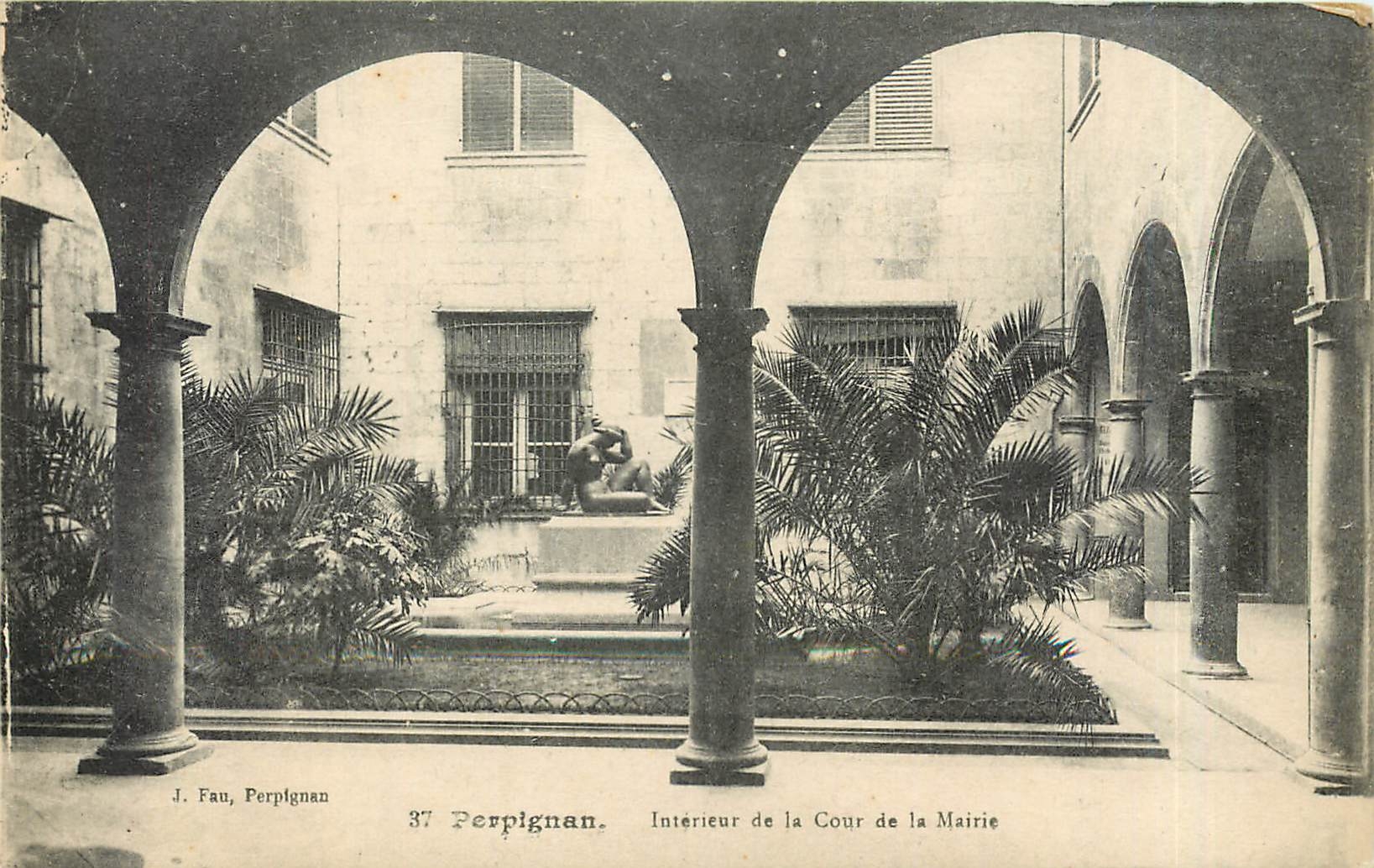 CPA Perpignan Interieur de la Cour de la Mairie 