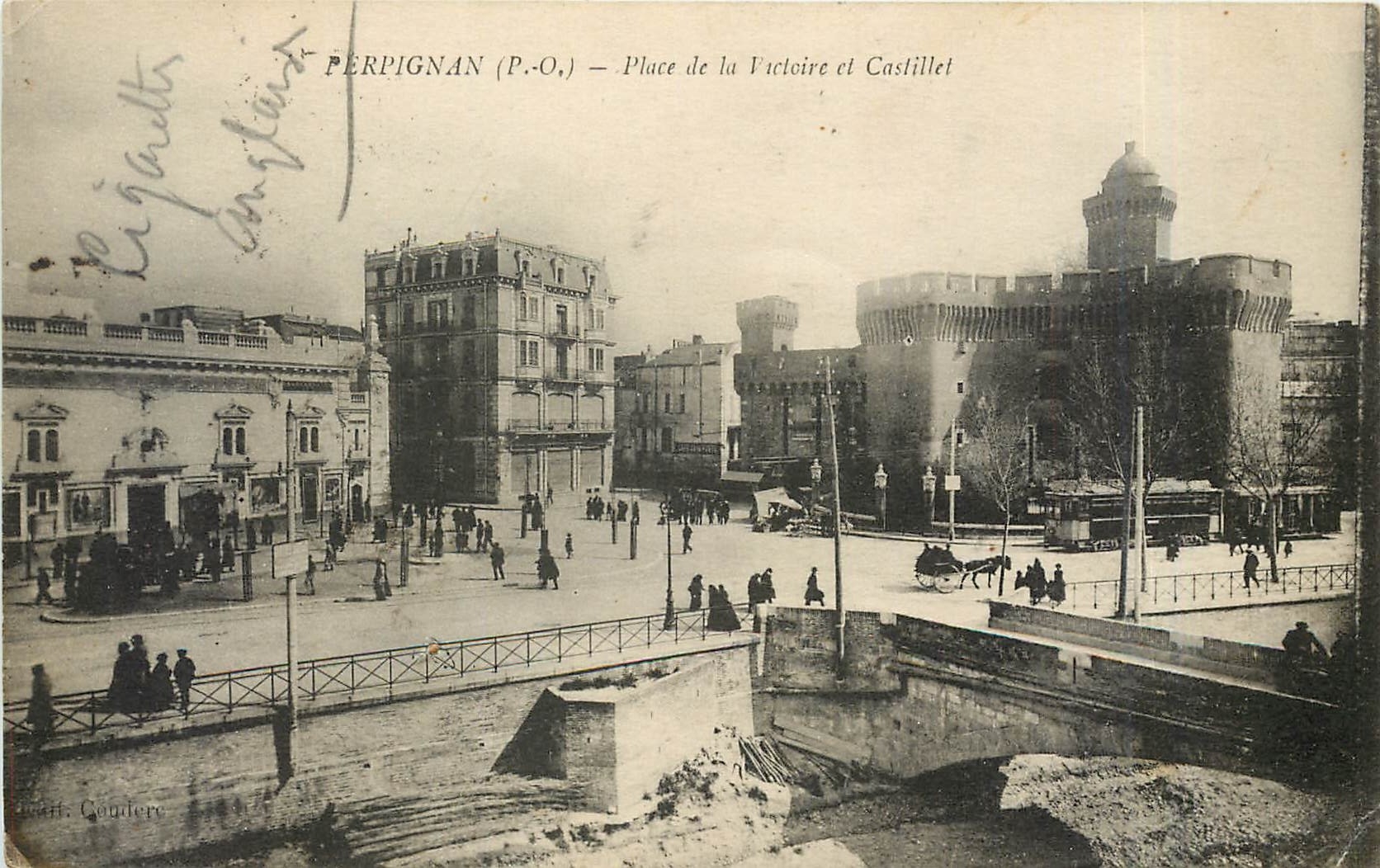 CPA Perpignan Place de la Victoire et Castillet Tramway