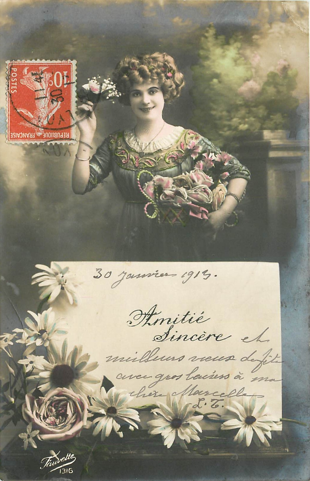 Femme souriante tenant un bouquet — éditeur Tiwette, n°1316