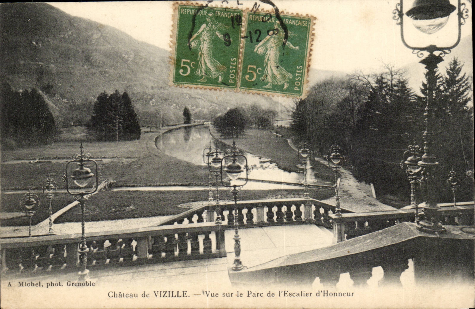 Château de VIZILLE — Vue sur le Parc de l'Escalier d'Honneur — A. Michel, phot. Grenoble