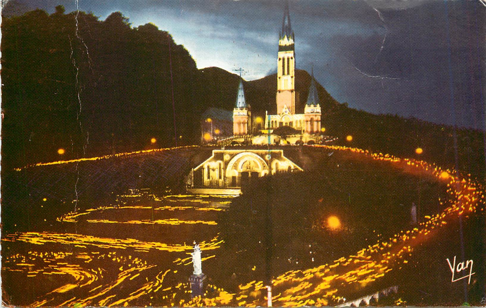 CPA Lourdes La Basilique illuminee 