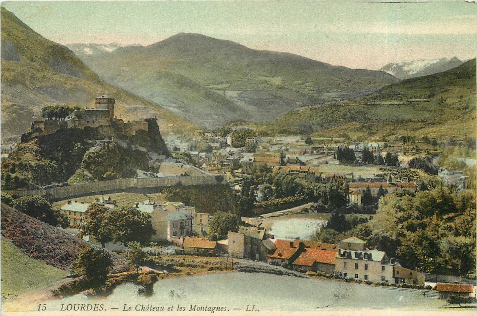 CPA Lourdes Le Chateau et les Montagnes 