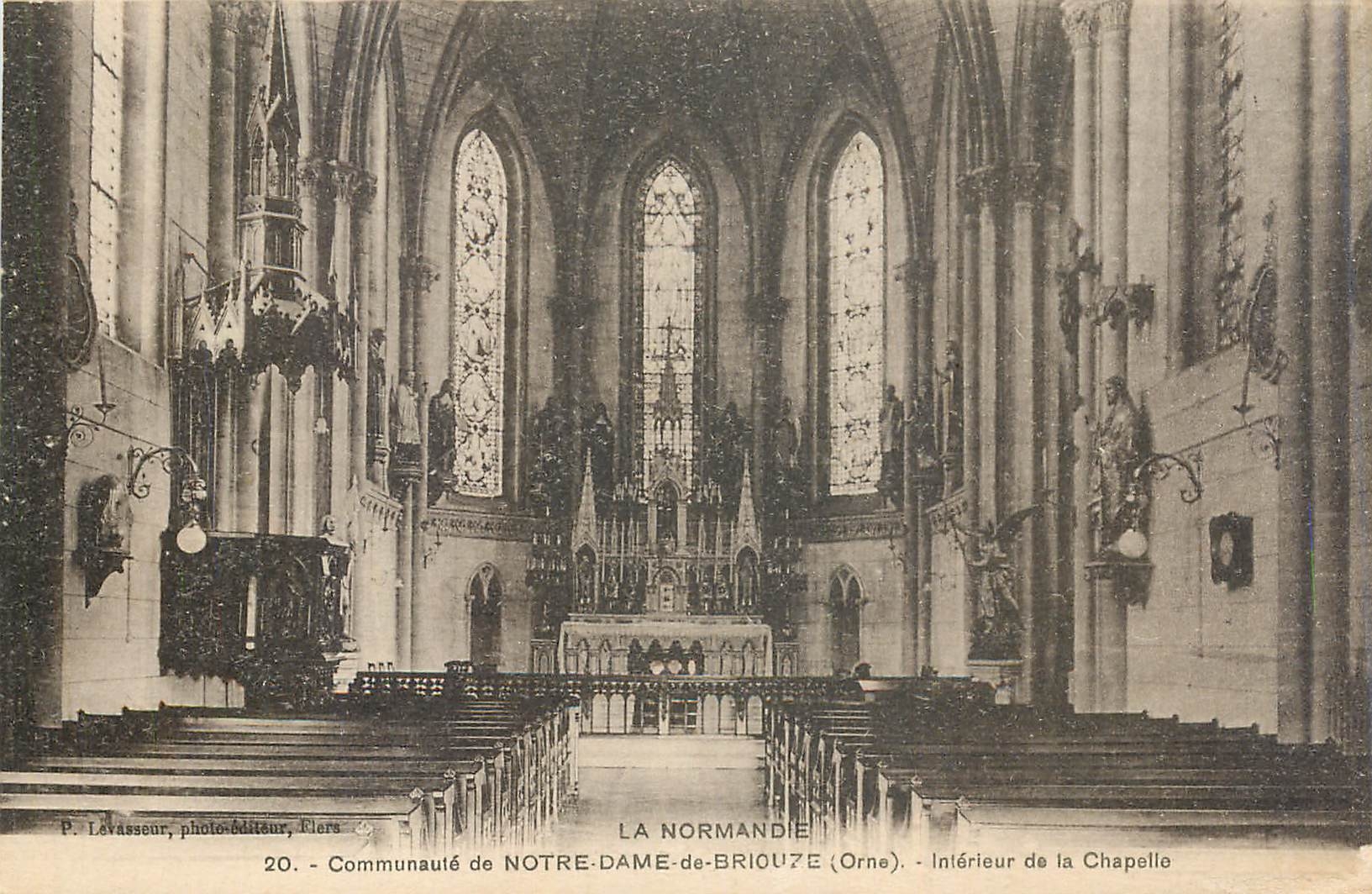 CPA La Normandie Communaute de Notre Dame de Briouze Orne Interieur de la Chapelle 