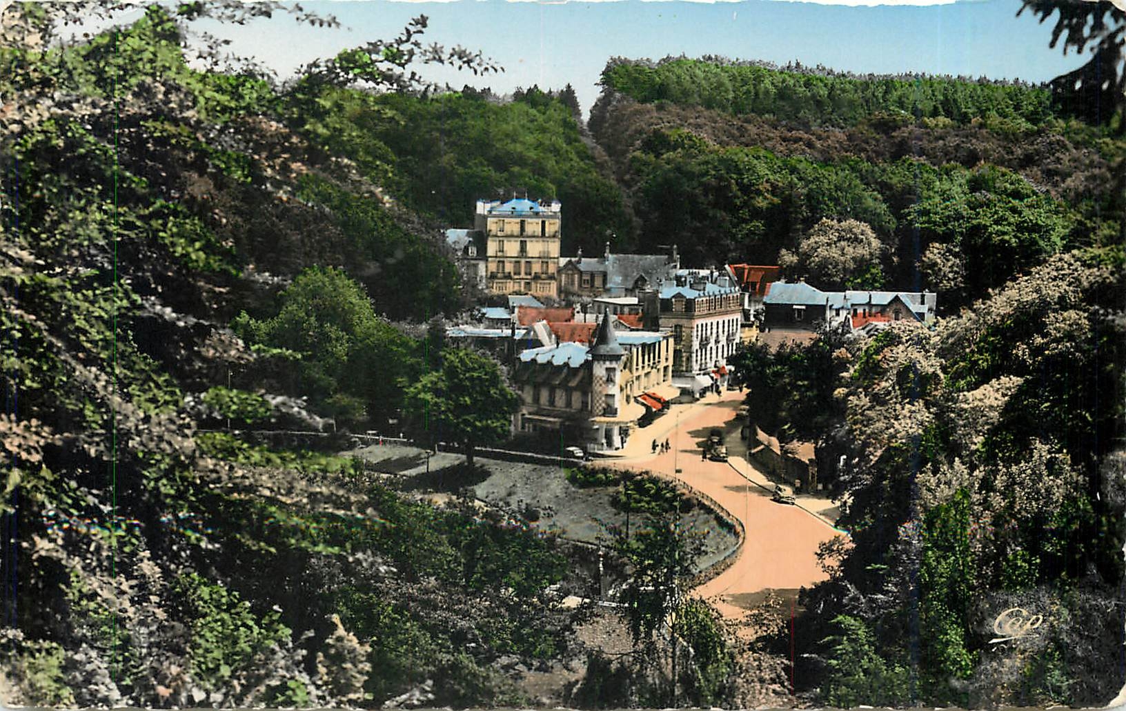 CPM Bagnoles de l'Orne Vue d'Ensemble et la Rue des Casinos 