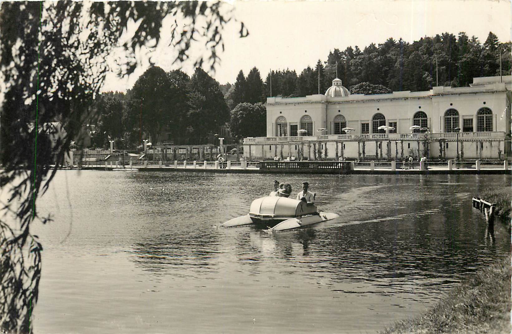 CPM Station Thermale de Bagnoles de l'Orne Un coin de Lac et le Casino du Lac 