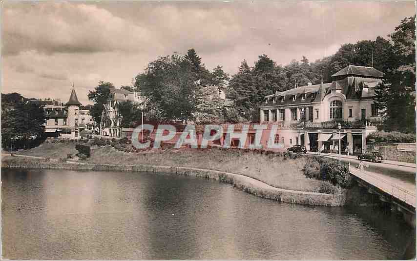 CPA Bagnoles de l'Orne Un coin du Lac Le Casino des Thermes 