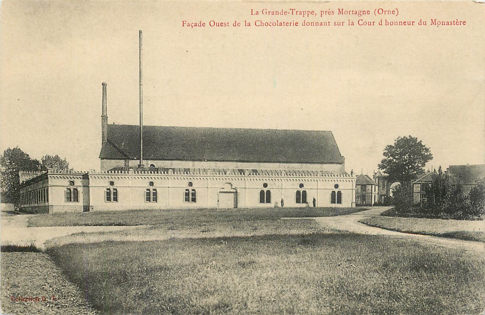 CPA La Grande Trappe pres Mortagne Orne Facade Ouest de la Chocolaterie donnant sur la Cour d'Honneu