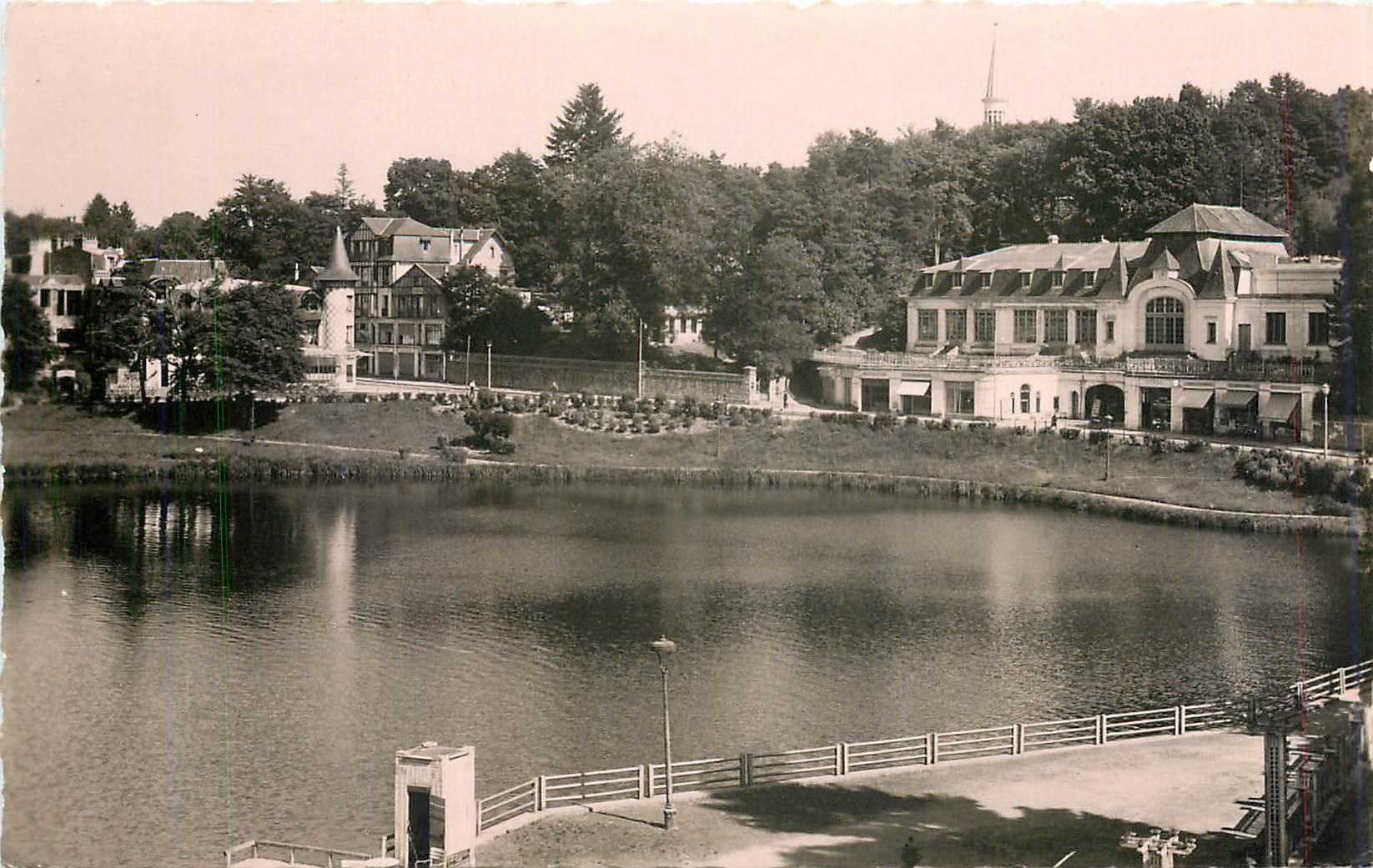 CPA Bagnoles de l'Orne Un Coin du Lac Le Casino des Thermes 